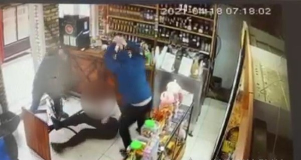 В Харьковской области двое избили и обстреляли знакомого в кафе-магазине