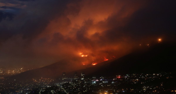 Пожар в Кейптауне: пламя уничтожило исторические памятники и местный университет