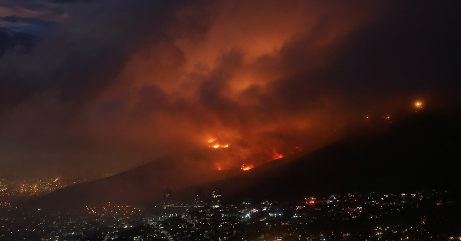 Пожар в Кейптауне: пламя уничтожило исторические памятники и местный университет
