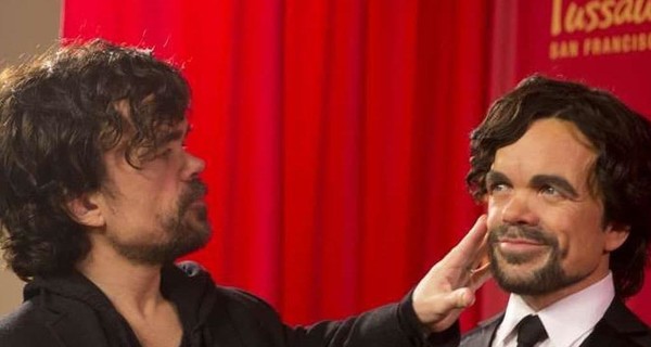 Питер Динклэйдж заинтриговал фанатов фотографией со своим двойником