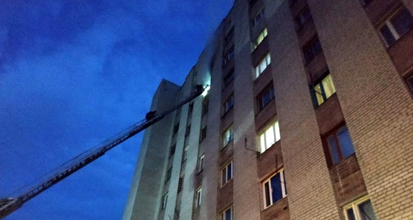 В Павлограде жильцы горящего общежития оказались заблокированными в коридоре