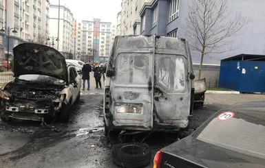 В пригороде Киева мужчина из ревности сжег четыре машины
