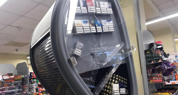 В Мариуполе мужчина с топором разнес супермаркет, где его жену обидели за отсутствие маски