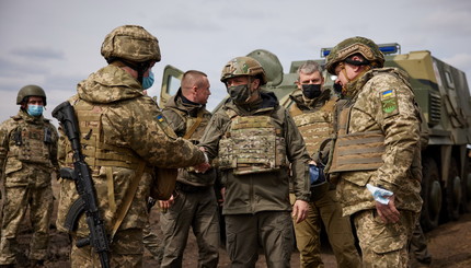 Президент Украины Владимир Зеленский посещает позиции вооруженных сил вблизи линии фронта во время своей рабочей поездки в Донба
