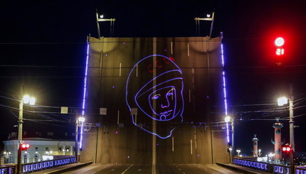 По случаю 60-летия первого полета человека в космос, на одном из разводных мостов зрители смотрят на проекцию портрета Юрия Гага
