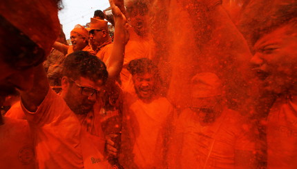 Оранжевый праздник: в Непале проходит фестиваль Синдур Джатра
