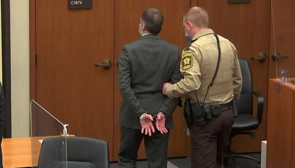 Бывшего офицера полиции Миннеаполиса Дерека Човена уводят в наручниках после того, как присяжные признали его виновным по всем п