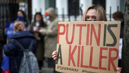 Женщина с плакатом принимает участие в демонстрации в поддержку заключенного в тюрьму российского оппозиционного политика Алексе