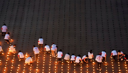 Люди зажигают 330 000 свечей, чтобы установить мировой рекорд Гиннеса во время празднования Дня Земли