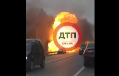 Под Киевом после ДТП взорвалась машина, водитель погиб