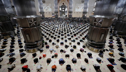 Мусульманские мужчины сохраняют социальное дистанцирование, посещая пятничную молитву