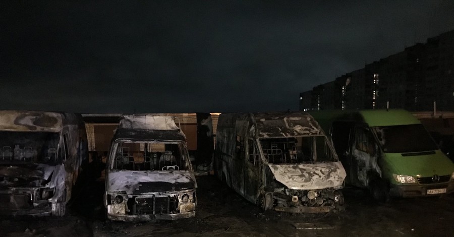 В Харькове сгорели четыре микроавтобуса, пострадал мужчина