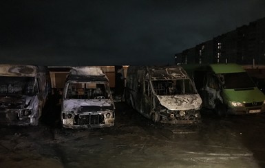 В Харькове сгорели четыре микроавтобуса, пострадал мужчина