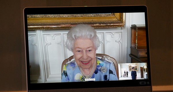 Королева Елизавета II сняла траур и провела первую аудиенцию после смерти мужа