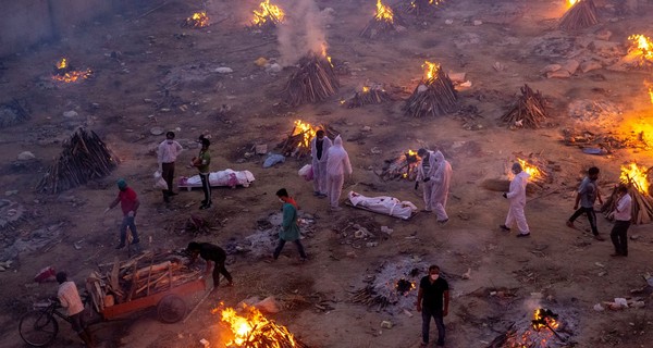 Больницы переполнены, крематории перегружены: в Индии массово сжигают тела жертв COVID-19