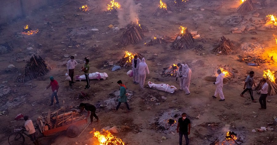 Больницы переполнены, крематории перегружены: в Индии массово сжигают тела жертв COVID-19