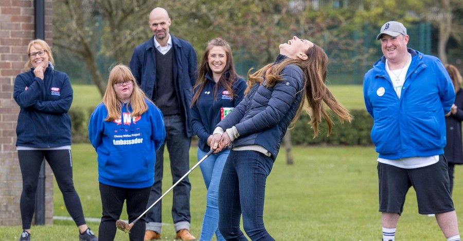 Кейт Миддлтон рассмешила британцев неуклюжей игрой в гольф