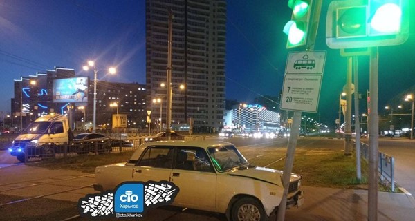 В Харькове водитель умер за рулем и машина въехала в трамвайную остановку