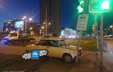 В Харькове водитель умер за рулем и машина въехала в трамвайную остановку