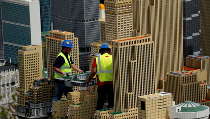Рабочие монтируют тематический парк миниатюр Legoland New York Resort