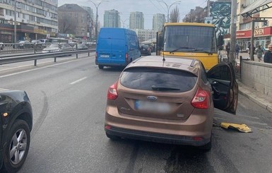 В Киеве иномарка врезалась в маршрутку, пострадала пассажирка автобуса
