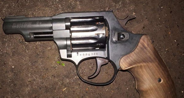 В Киеве неадекват угрожал пистолетом работникам и посетителям Макдональдса