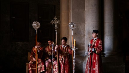 Священнослужители православной церкви присутствуют на церемонии омовения ног у храма Гроба Господня в Старом городе Иерусалима.
