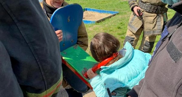На Днепропетровщине спасали 10-летнюю девочку, застрявшую головой в качелях