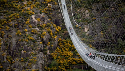 Люди идут по самому длинному подвесному пешеходному мосту в мире 