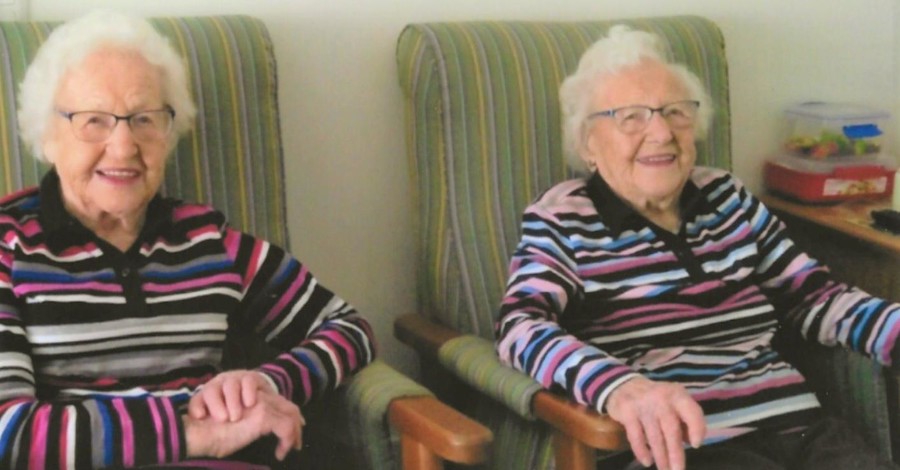 Старейшим близняшкам Австралии исполнилось 102 года