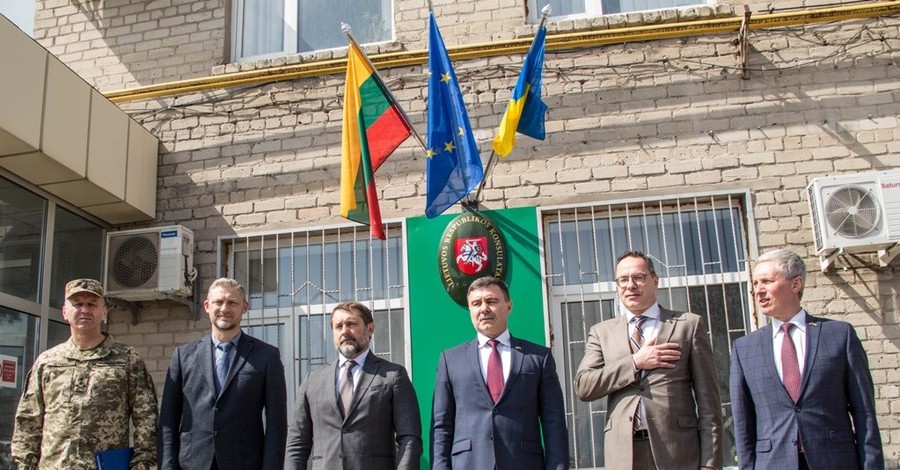 В районе проведения ООС на Донбассе открыли консульства Литвы и Латвии