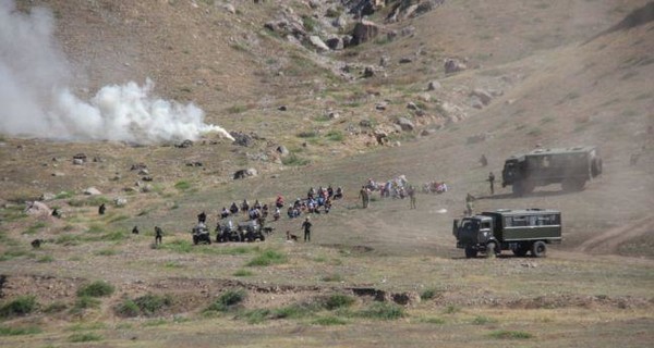 Кыргызстан заявил обстреле жилых домов военными, на границе проходит массовая эвакуация