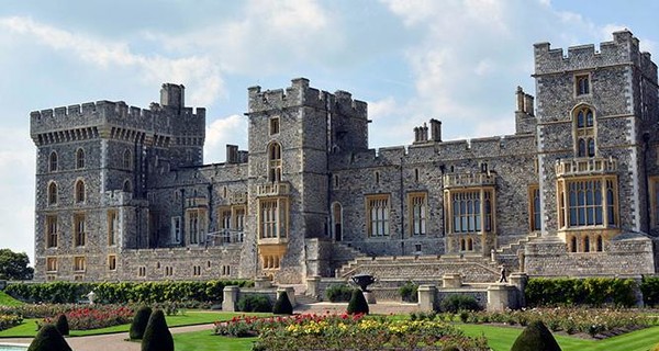 В Британии пара прокралась в Виндзорский замок, где находится королева Елизавета II