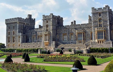 В Британии пара прокралась в Виндзорский замок, где находится королева Елизавета II