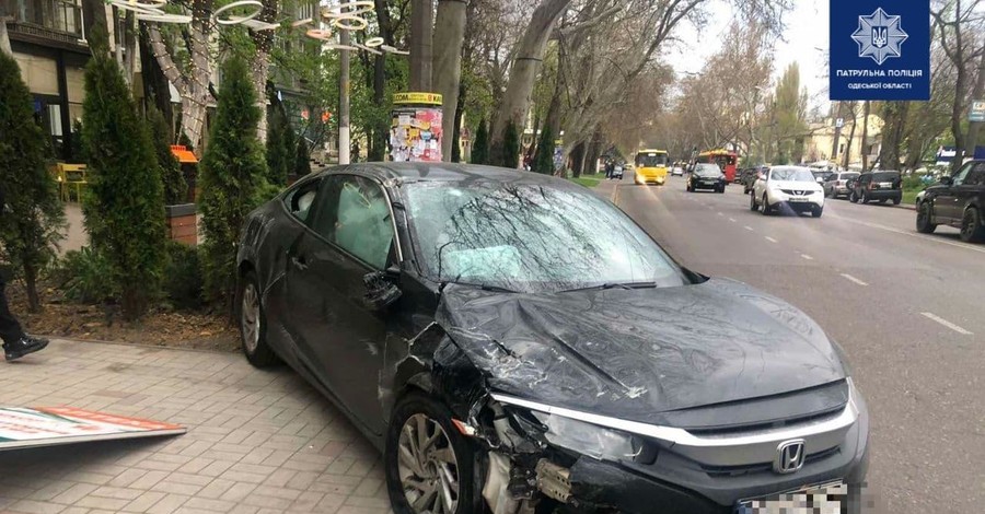 В Одессе машину отбросило на пешехода из-за ДТП