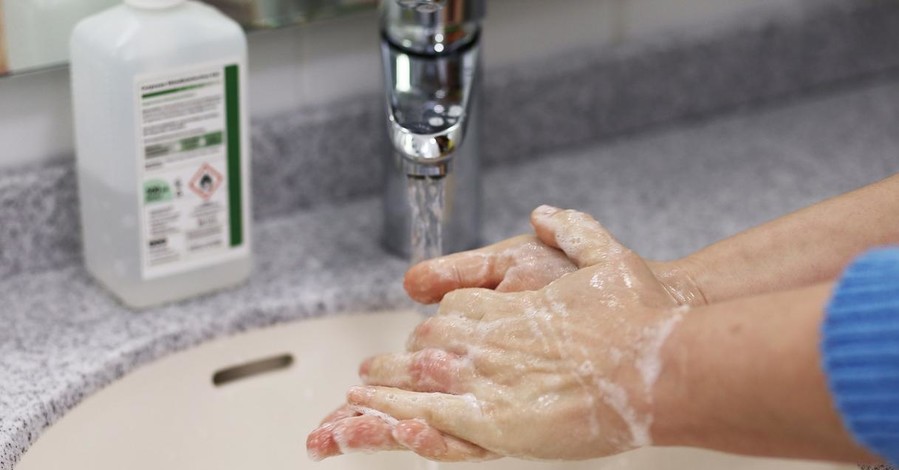 Мытье рук на треть снижает риск заражения коронавирусом