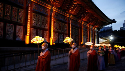Буддийские монахи участвуют в параде фонарей в честь приближающегося дня рождения Будды в храме в Сеуле