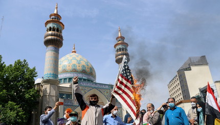 Иранцы сжигают флаг США во время митинга, посвященного ежегодному Дню Кудса, или Дню Иерусалима, в Тегеране, Иран.