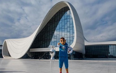Кубок чемпионата Европы прибыл в Баку