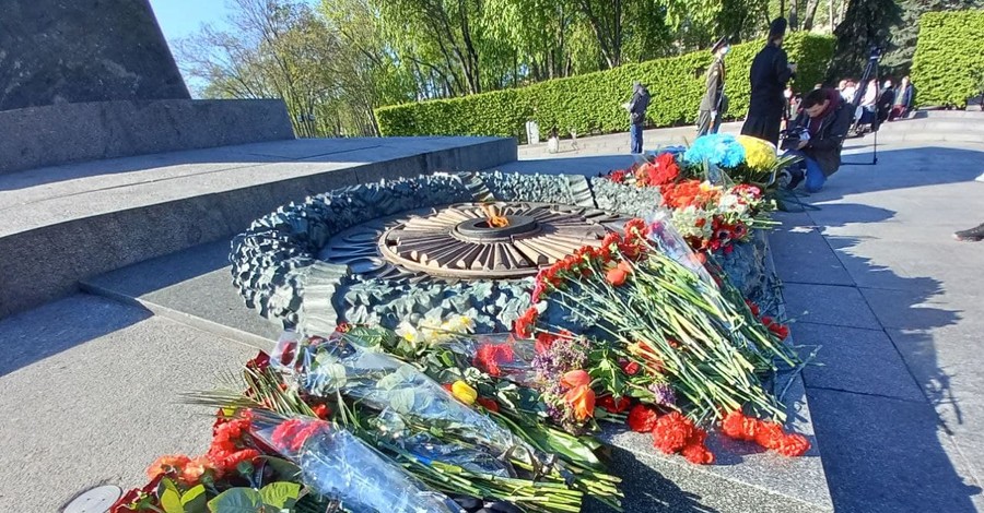 Как Украина отмечает День победы: киевляне возложили цветы в парке Вечной Славы