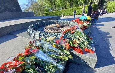 Как Украина отмечает День победы: киевляне возложили цветы в парке Вечной Славы