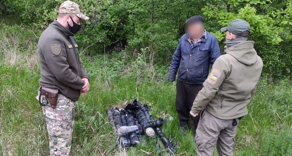 На Донбассе двое контрабандистов через минные поля пробирались за 2200 рапирами