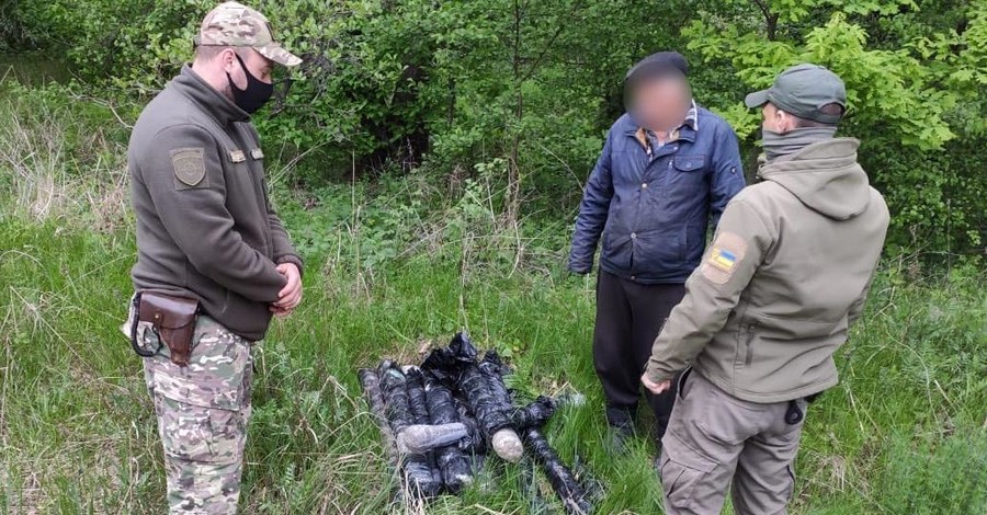 На Донбассе двое контрабандистов через минные поля пробирались за 2200 рапирами
