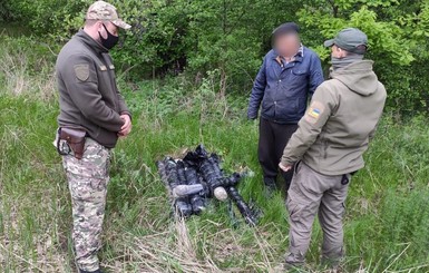 На Донбассе двое контрабандистов через минные поля пробирались за 2200 рапирами