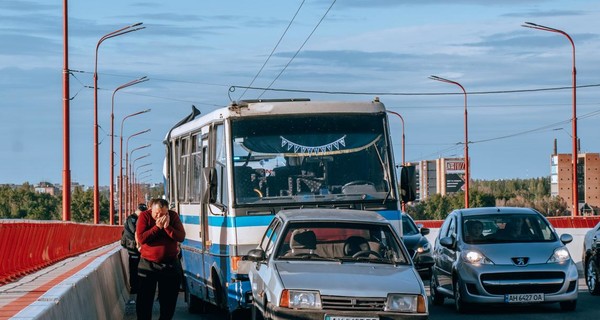 В Днепре столкнулись два автобуса и легковушка