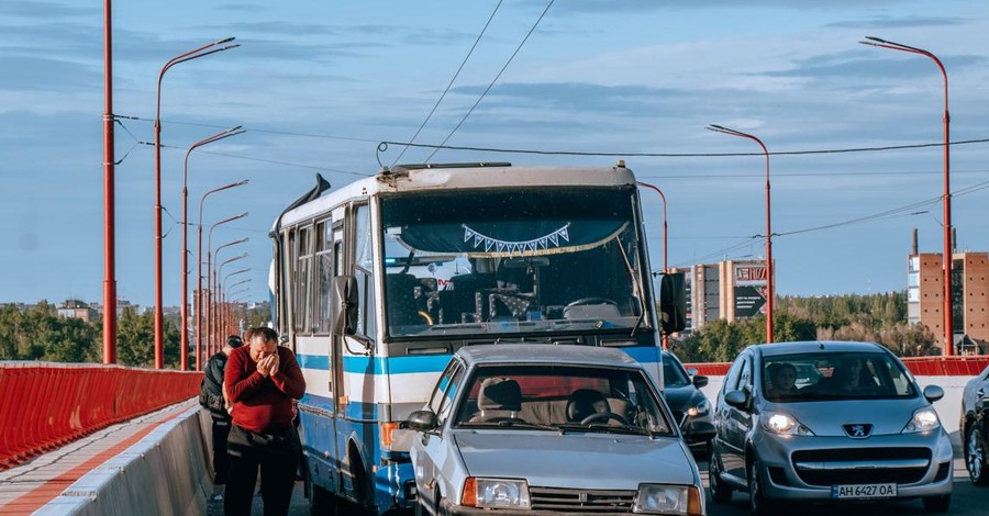 В Днепре столкнулись два автобуса и легковушка