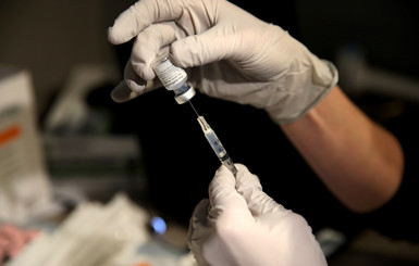 В США разрешили использование вакцины Pfizer для подростков