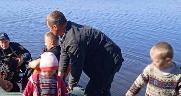 На реке Волк спасли троих маленьких детей, которые дрейфовали в лодке