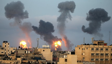 Пламя и дым поднимаются во время израильских воздушных ударов