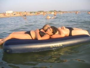 Курортники пытаются переплыть Азовское море на матрасах 